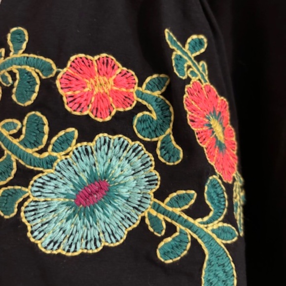 UMGEE USA Black embroidered top- Excellent cond- Large - Picture 2 of 4